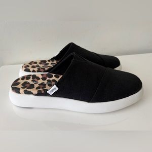 NWOB TOMS Alpargate Mallow Mules, size 8 1/2 Black